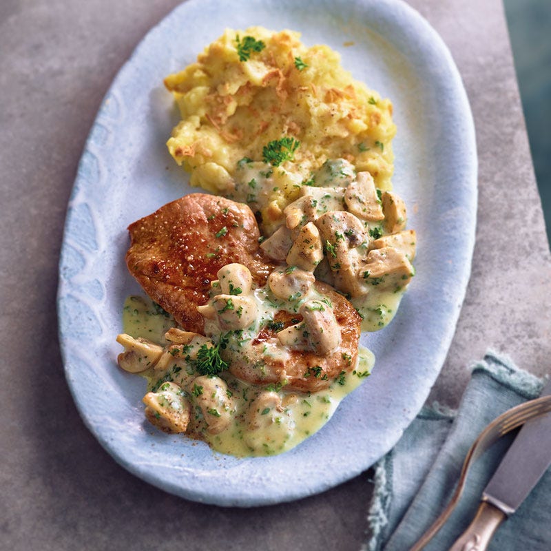 Schnitzel mit Pilzsauce und Röstzwiebelpüree