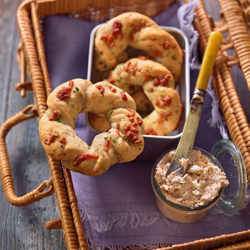 Kräuter-Kringel mit Tomaten-Feta-Dip / Kräuter-Kringel mit Tomaten-Schafskäse-Dip