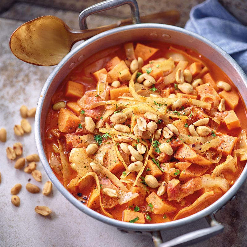 Erdnusstopf mit Süßkartoffel und Weißkohl