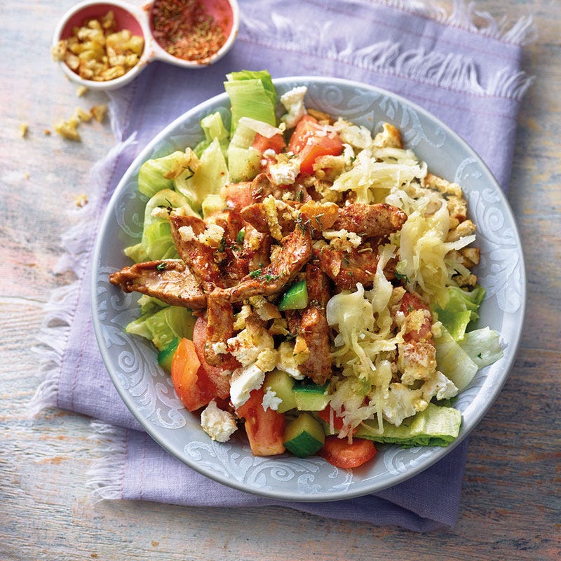 Dönersalat mit Thymian-Brot-Bröseln