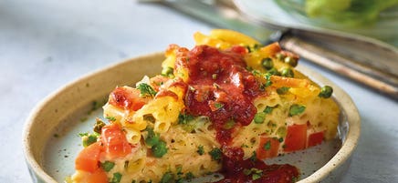 Makkaroni-Torte mit Tomatensauce