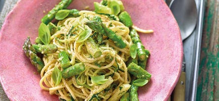 Grüne Spargelpasta mit Avocadopesto