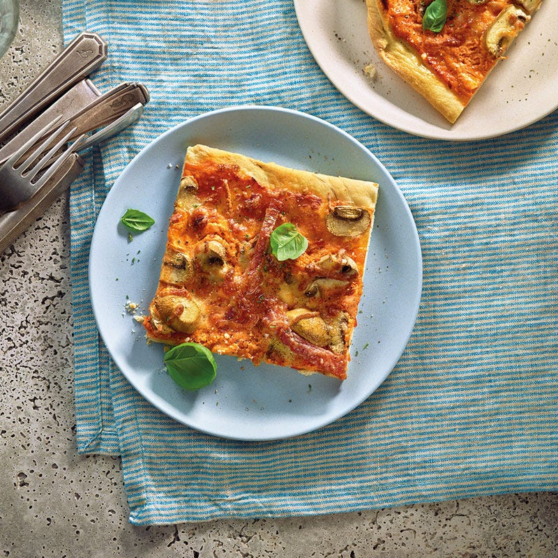 Flammkuchen mit Salami und Champignons