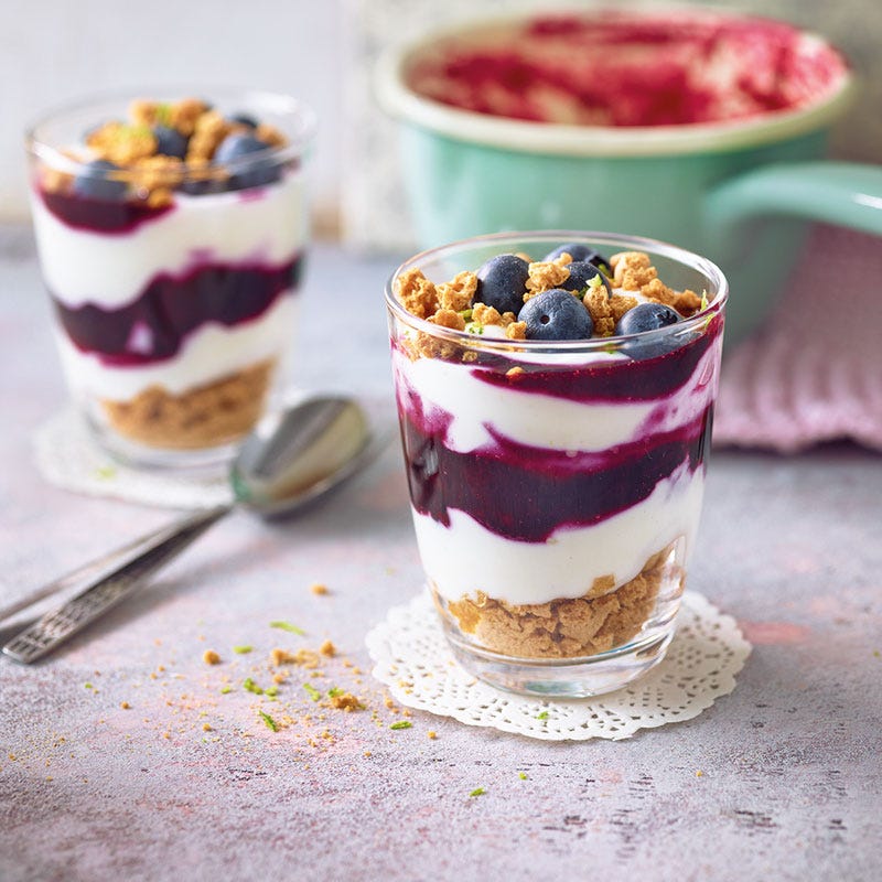 Buttermilch-Trifle mit Heidelbeersauce