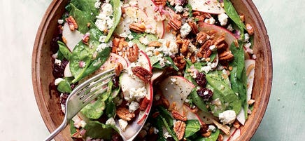 Spinach salad with apple and blue cheese