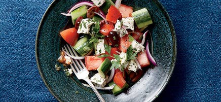 Salade grecque au tofu « feta » aux herbes