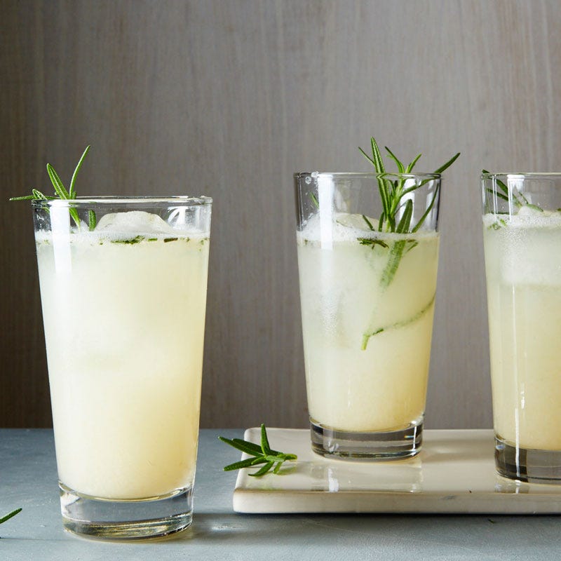 Photo de Boisson pétillante au gin, pamplemousse et romarin par WW