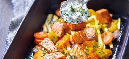 Légumes au four, saumon et crème aux fines herbes