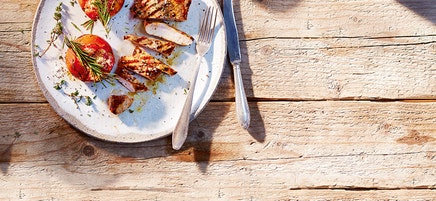 Kalkoen met tomaten van de barbecue
