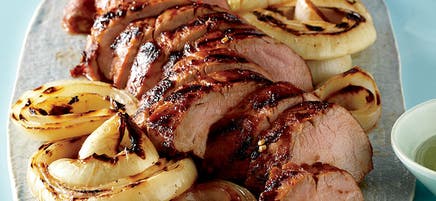 Filet de porc épicé et grillé à la coréenne et aux oignons
