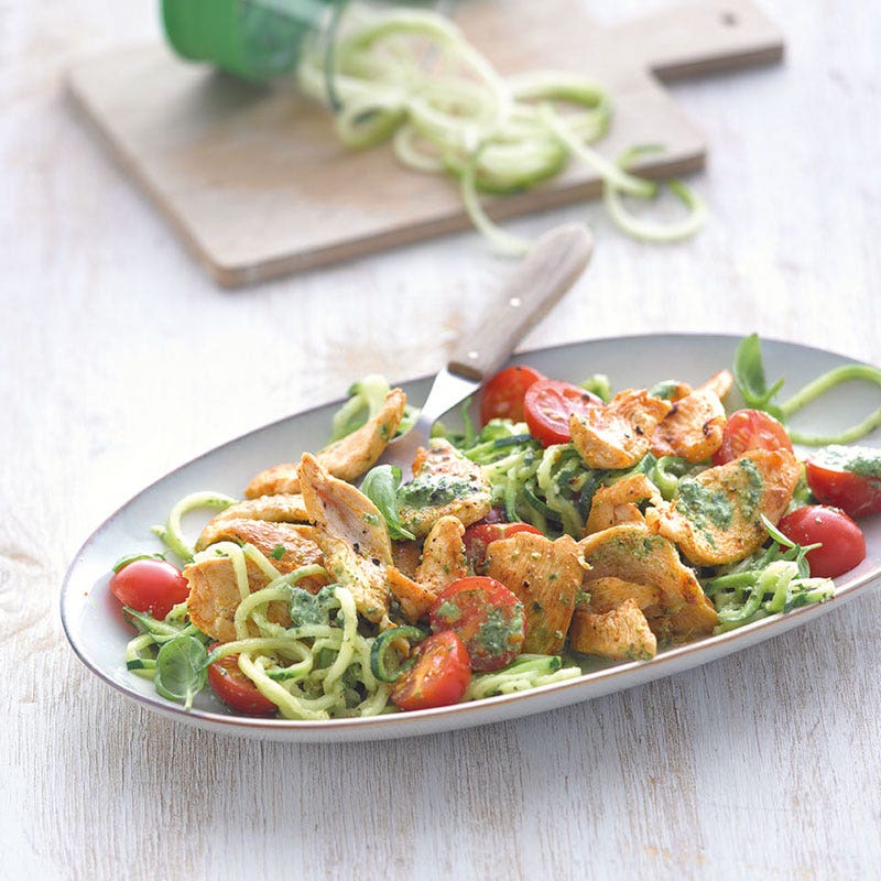 Zucchininudeln mit Hähnchenbrust und 3-Kräuter-Pesto