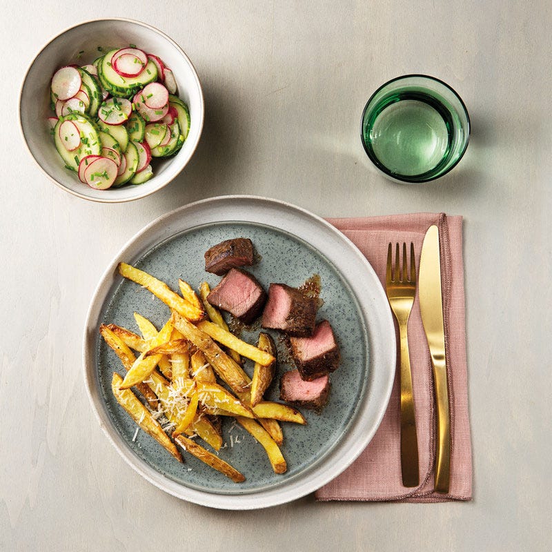 Flat Iron mit Parmesanpommes und Gurken-Radieschen-Salat