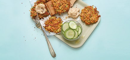 Palets de courgettes et de patates douces et sauce aux cacahouètes