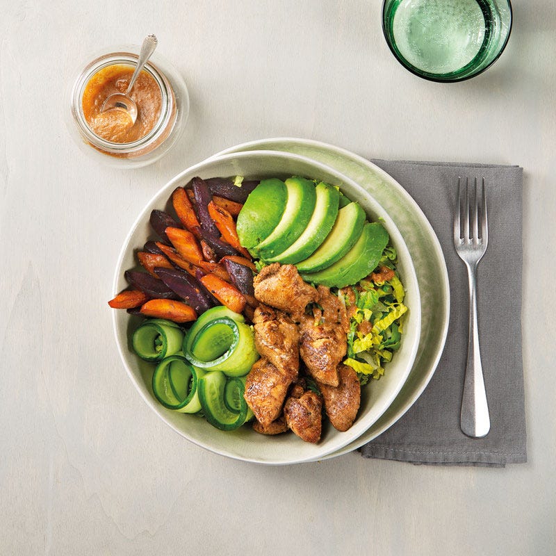 Buddha Bowl mit Hähnchen und bunten Ingwer-Karotten