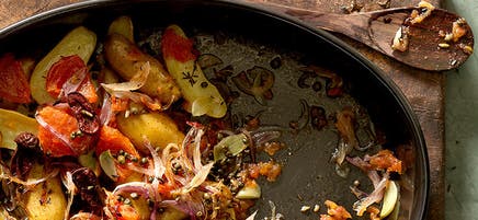 Pommes de terre Fingerling et tomates rôties avec thym, olives et câpres