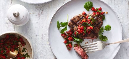 Filet mignon grillé aux poivrons rouges rôtis, à la coriandre et à la lime