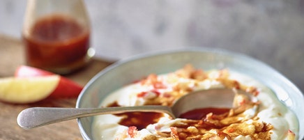 Appelyoghurt met kaneelsaus