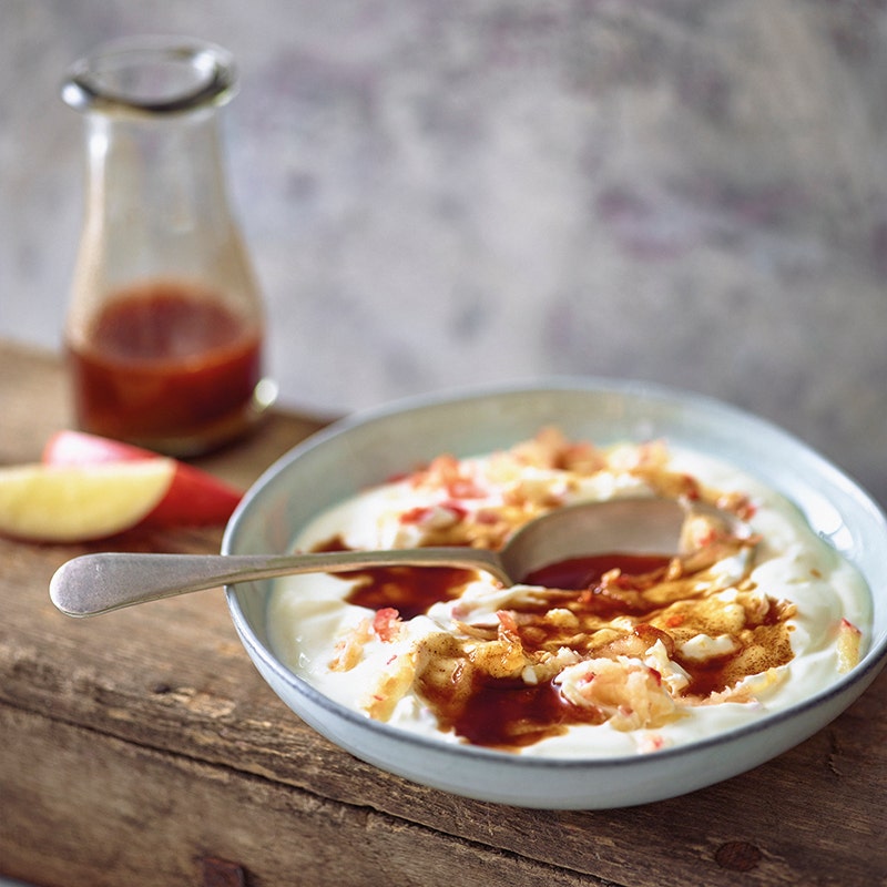 Appelyoghurt met kaneelsaus