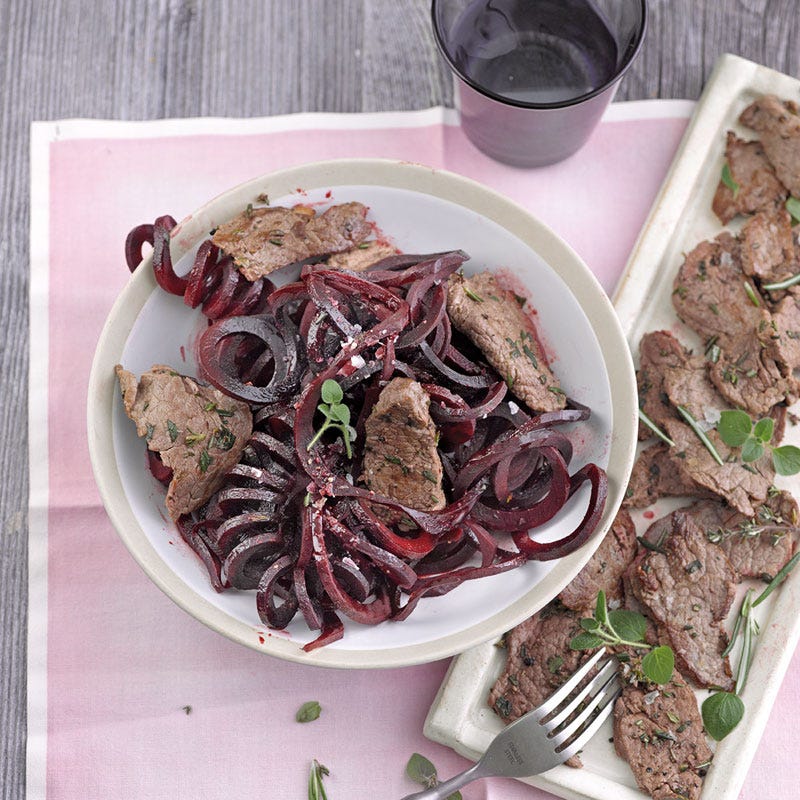 Rote-Bete-Pasta mit Kräuterfiletstreifen