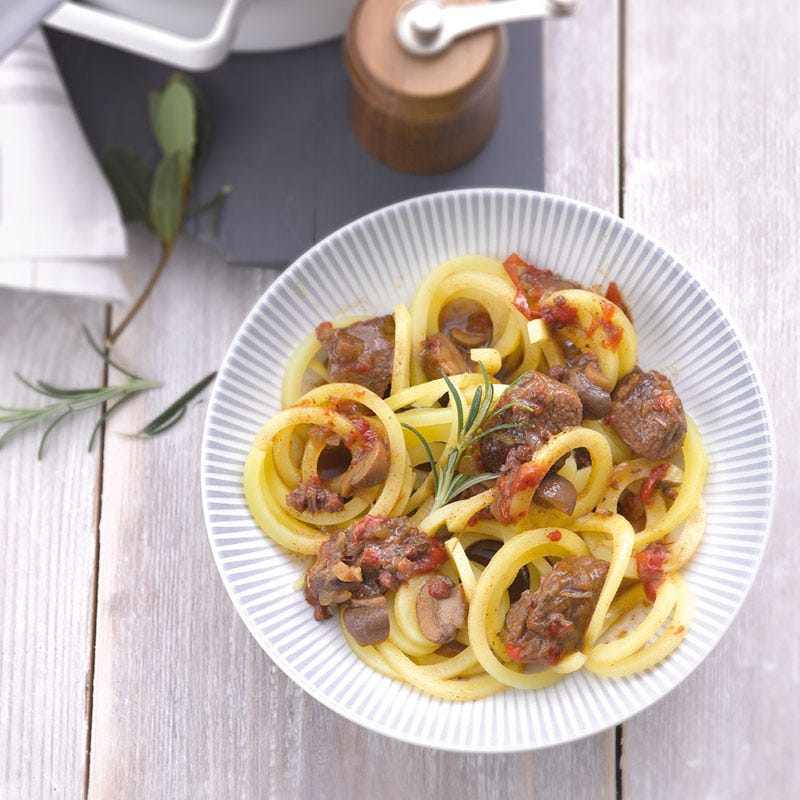 Herzhaftes Gulasch mit Kartoffelspiralen