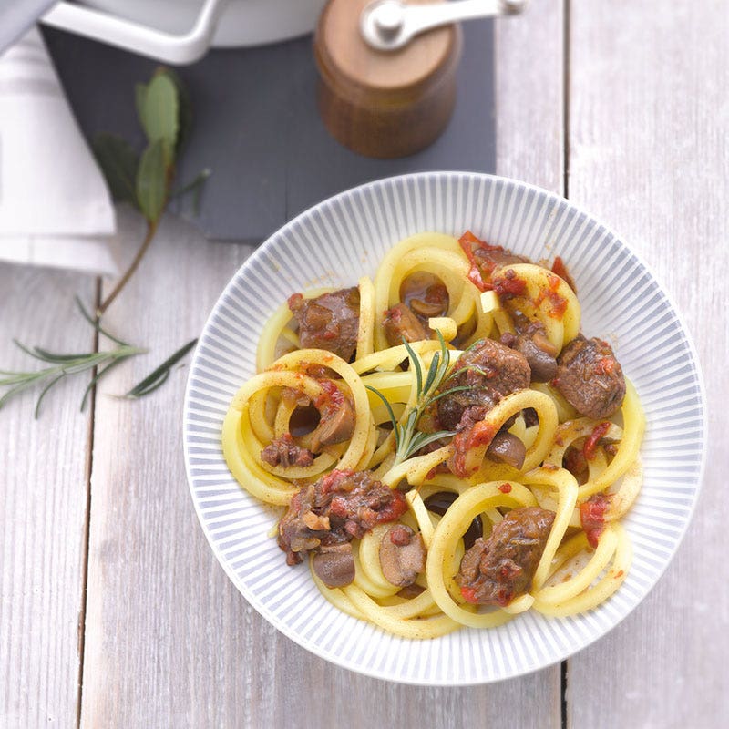 Herzhaftes Gulasch mit Kartoffelspiralen