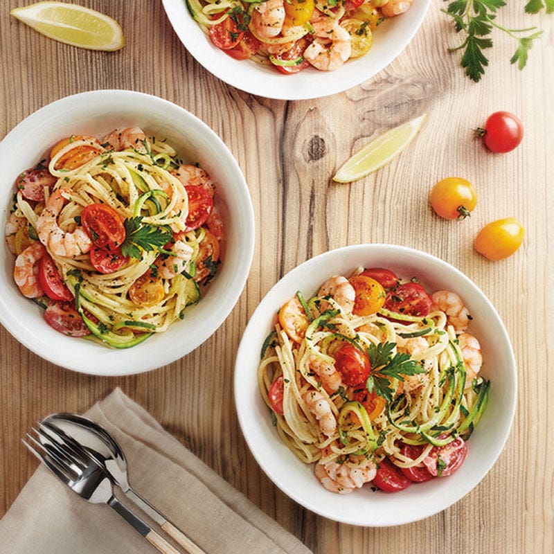 Gemüsespaghetti mit Garnelen und Tomaten