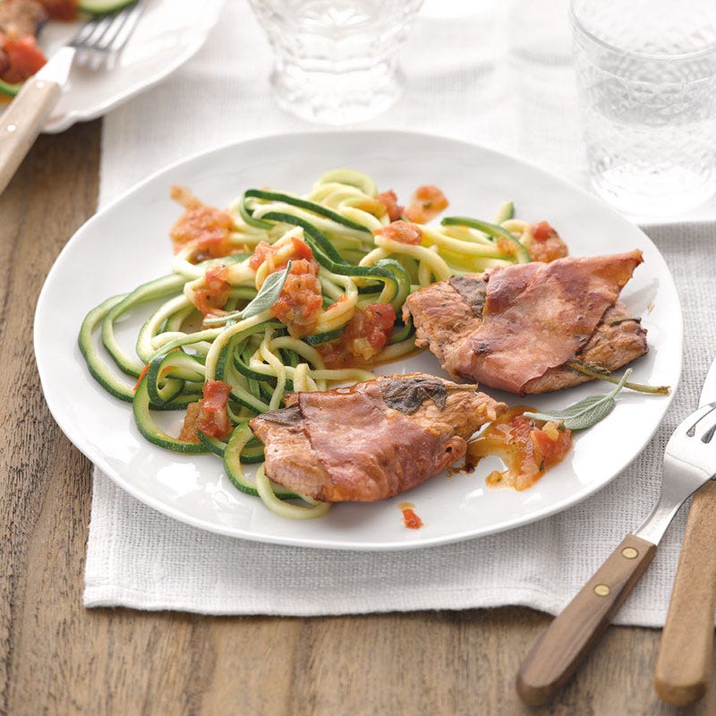 Saltimbocca auf Gemüsenudeln mit Tomatensauce