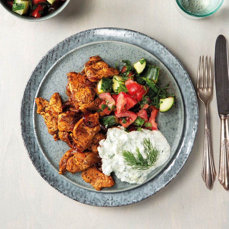 Kebir-Putengyros mit Gurken-Dill-Dip und Balkansalat
