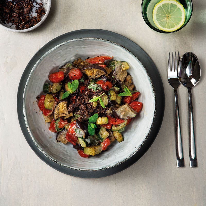 Cremiger Röstgemüse-Salat mit Pumpernickelstreusel