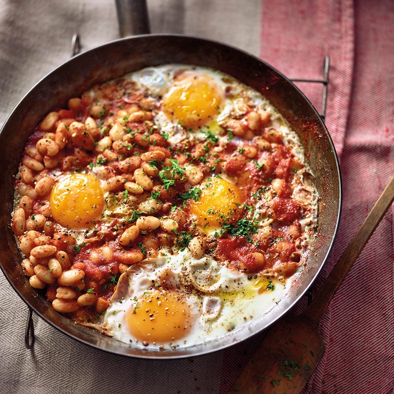 Baked beans met spiegelei
