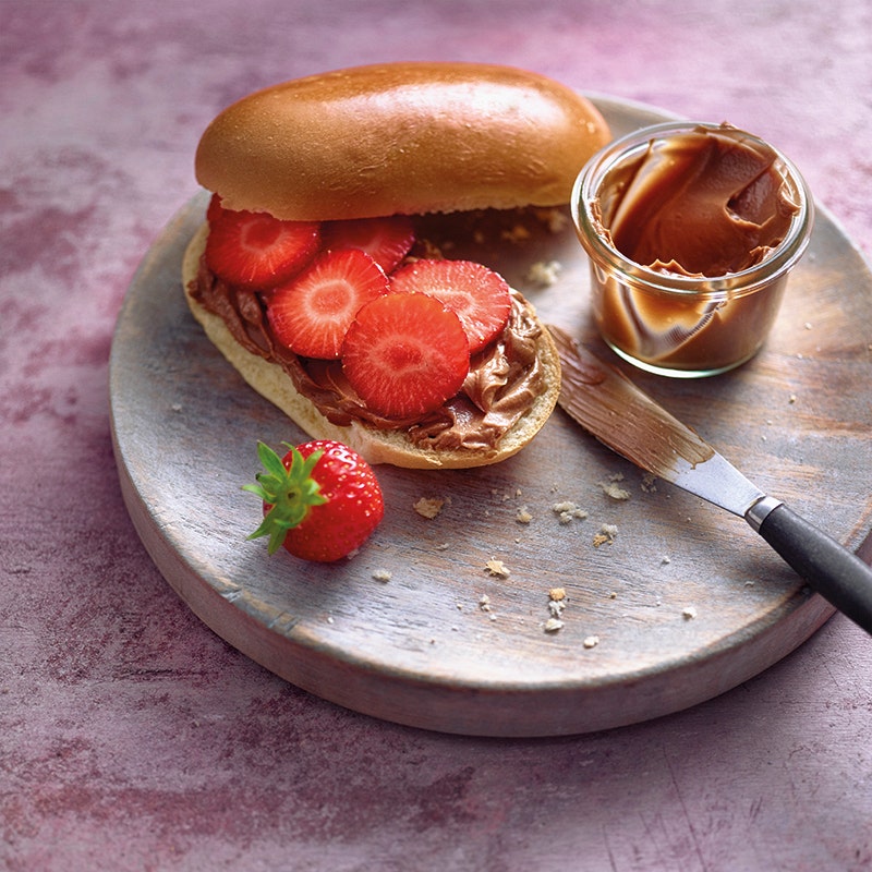 Melkbroodjes met chocoladecrème en aardbeien