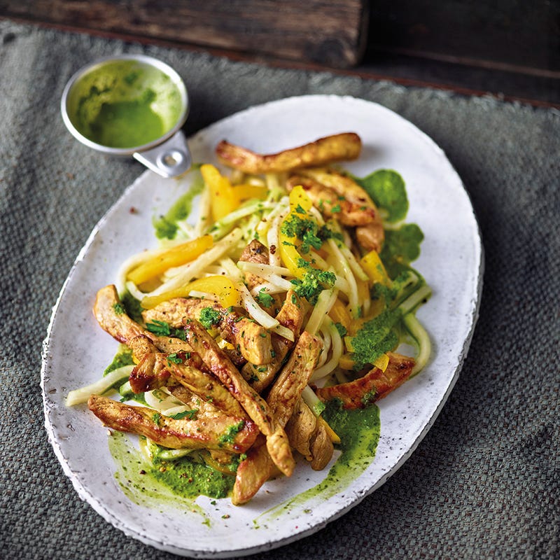 Koolrabi-paprikasalade met peterseliedressing en varkensreepjes