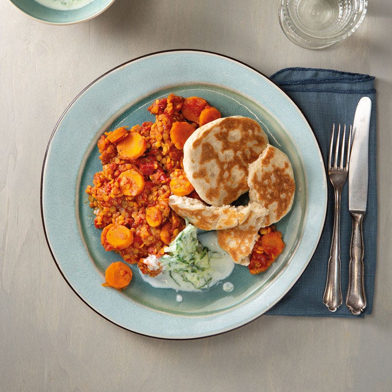 Rotes Linsendal mit Naanbrot und Raita