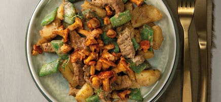 Pfifferling-Schnitzel-Pfanne mit breiten Bohnen