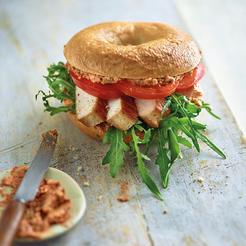 Kalkoenbagel met tomatenpesto en rucola