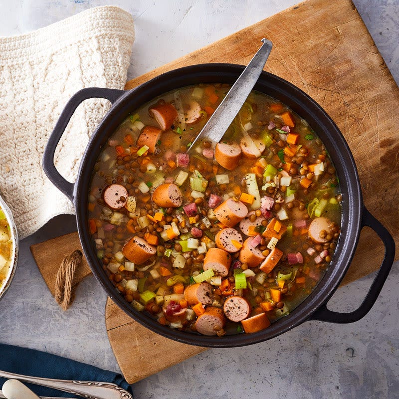 Linsensuppe mit Würstchen