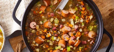 Linsensuppe mit Würstchen