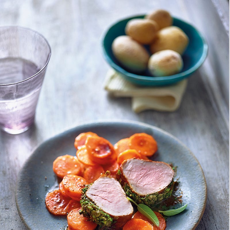 Varkenshaas in een kruidenjasje met gekarameliseerde wortels en krieltjes