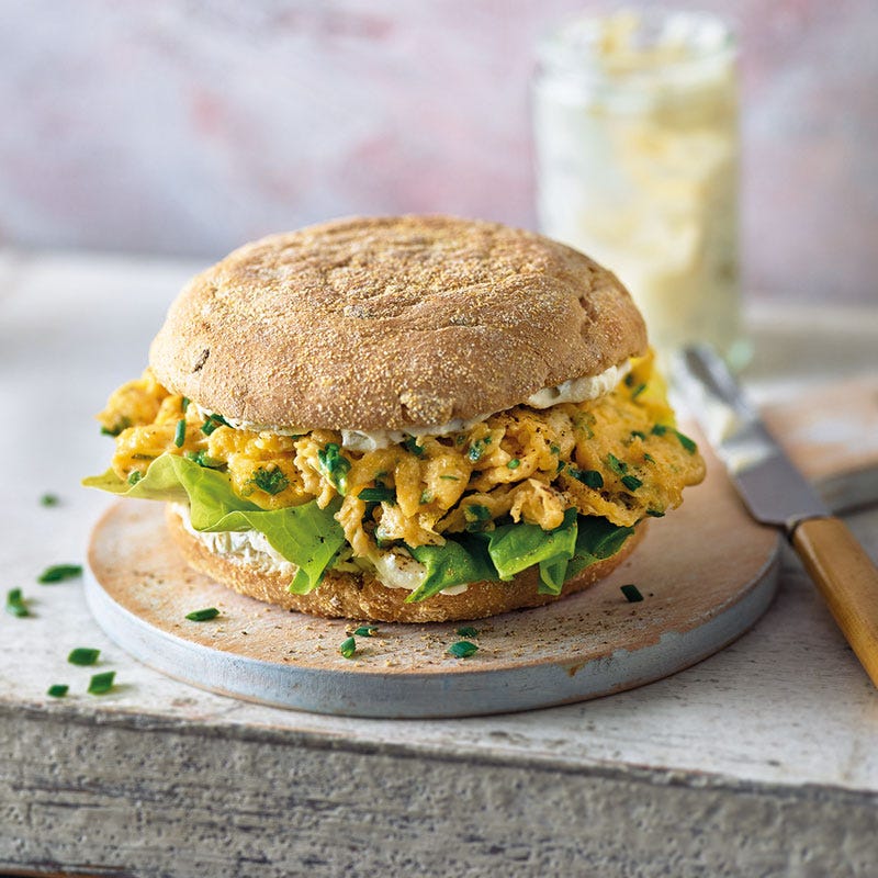 Kräuterrührei-Burger mit Gurkencreme