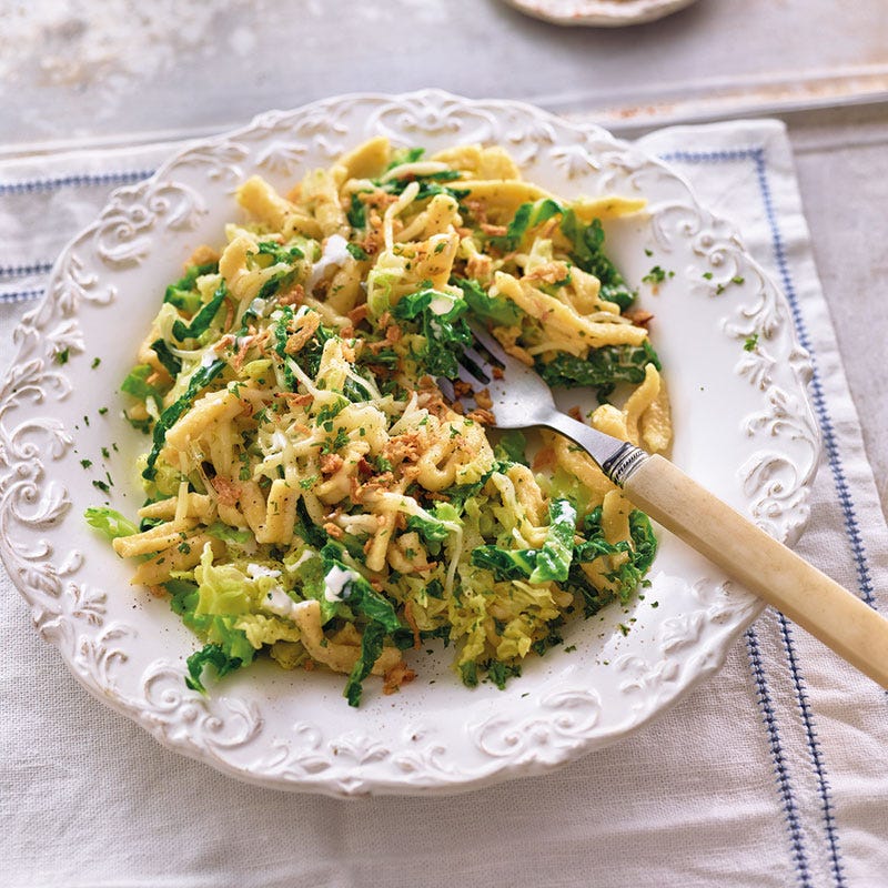 Wirsing-Käse-Spätzle mit Röstzwiebeln