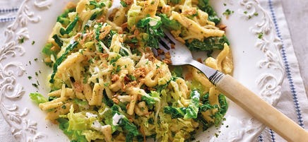 Wirsing-Käse-Spätzle mit Röstzwiebeln
