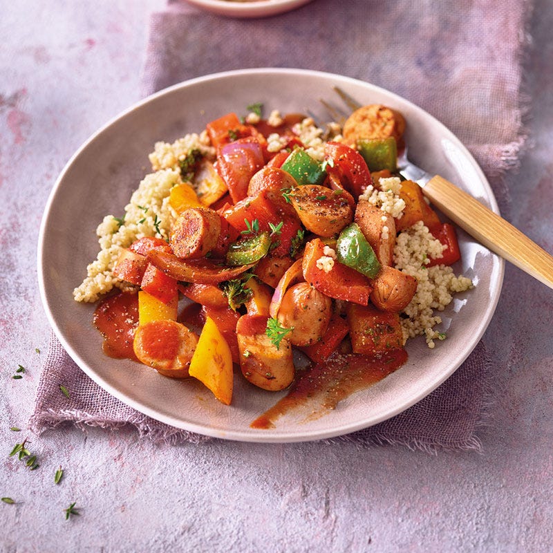 Paprika-Würstchen-Gulasch mit Couscous