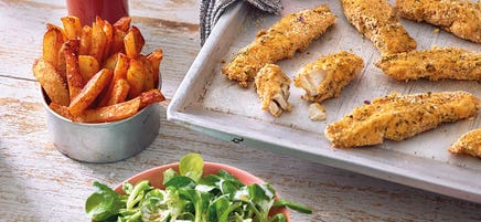 Fischstäbchen mit Pommes und Feldsalat