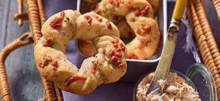 Kräuter-Kringel mit Tomaten-Schafskäse-Dip