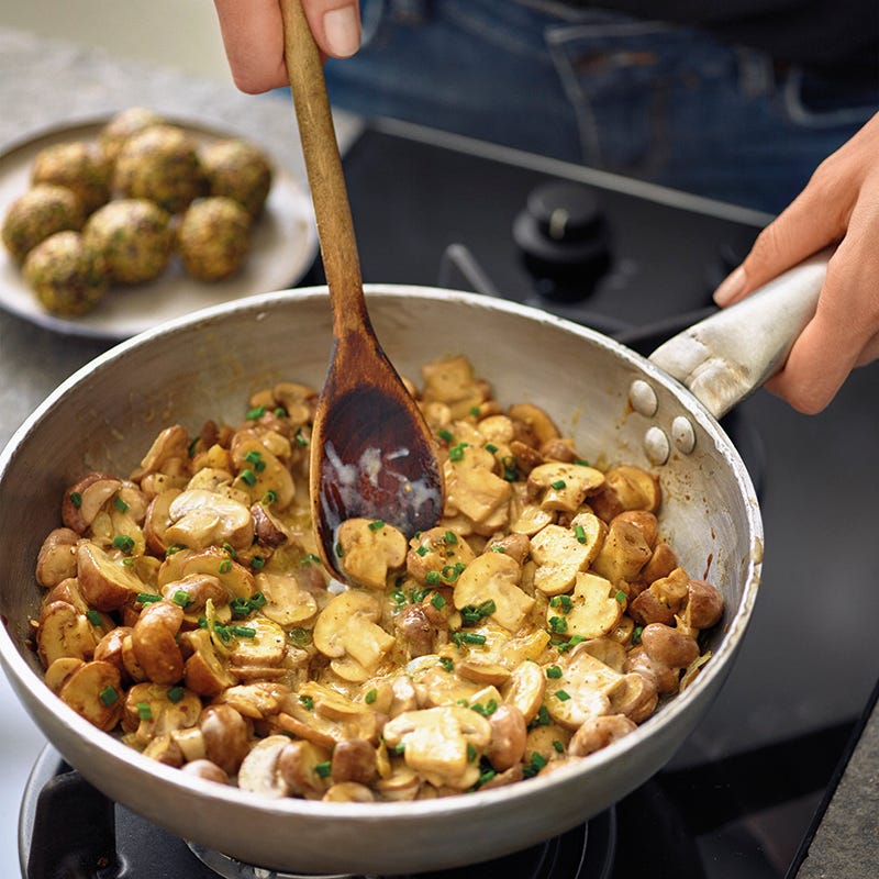 Romige champignons met peterselie-quinoaballetjes