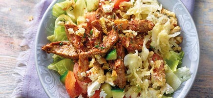 Dönersalat mit Thymian-Brot-Bröseln