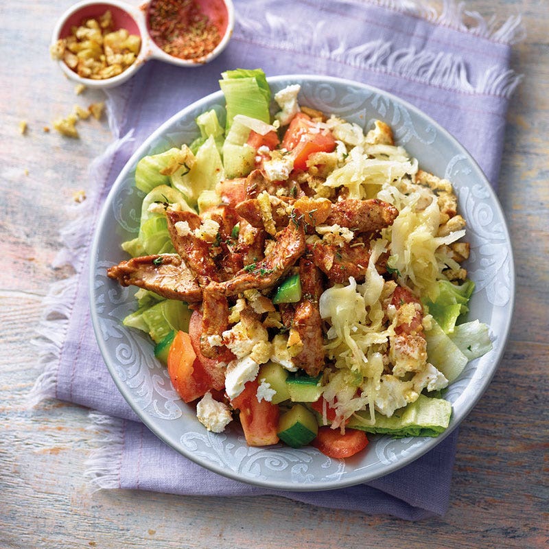 Dönersalat mit Thymian-Brot-Bröseln