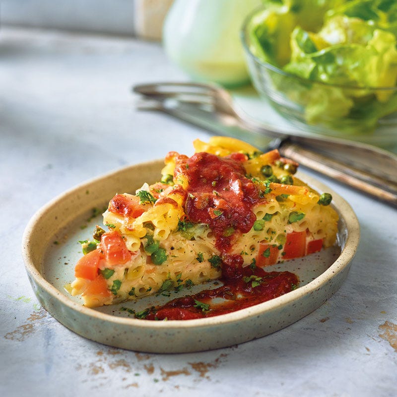 Makkaroni-Torte mit Tomatensauce
