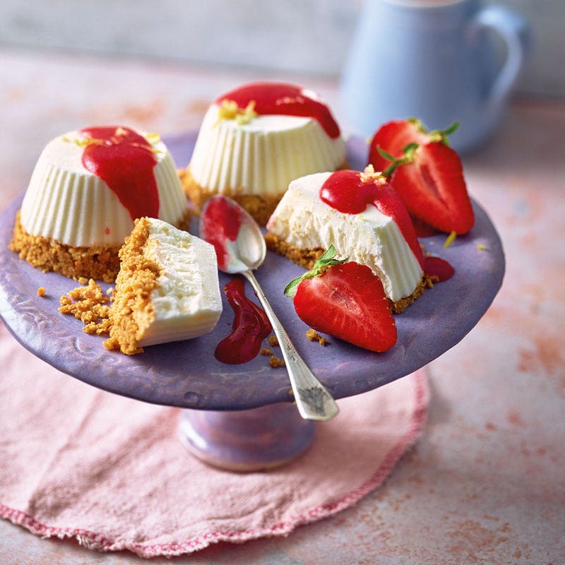 Käsekuchen-Eistörtchen mit Erdbeeren