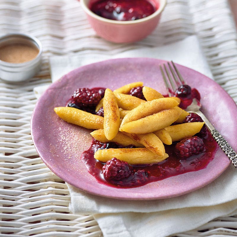 Süße Schupfnudeln mit Beerensauce